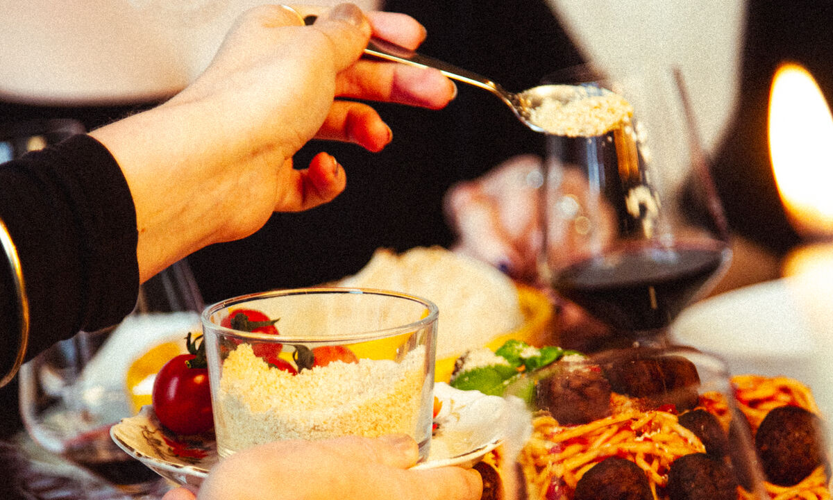 Veganer Hartkäse Old Italian gerieben über Risotto